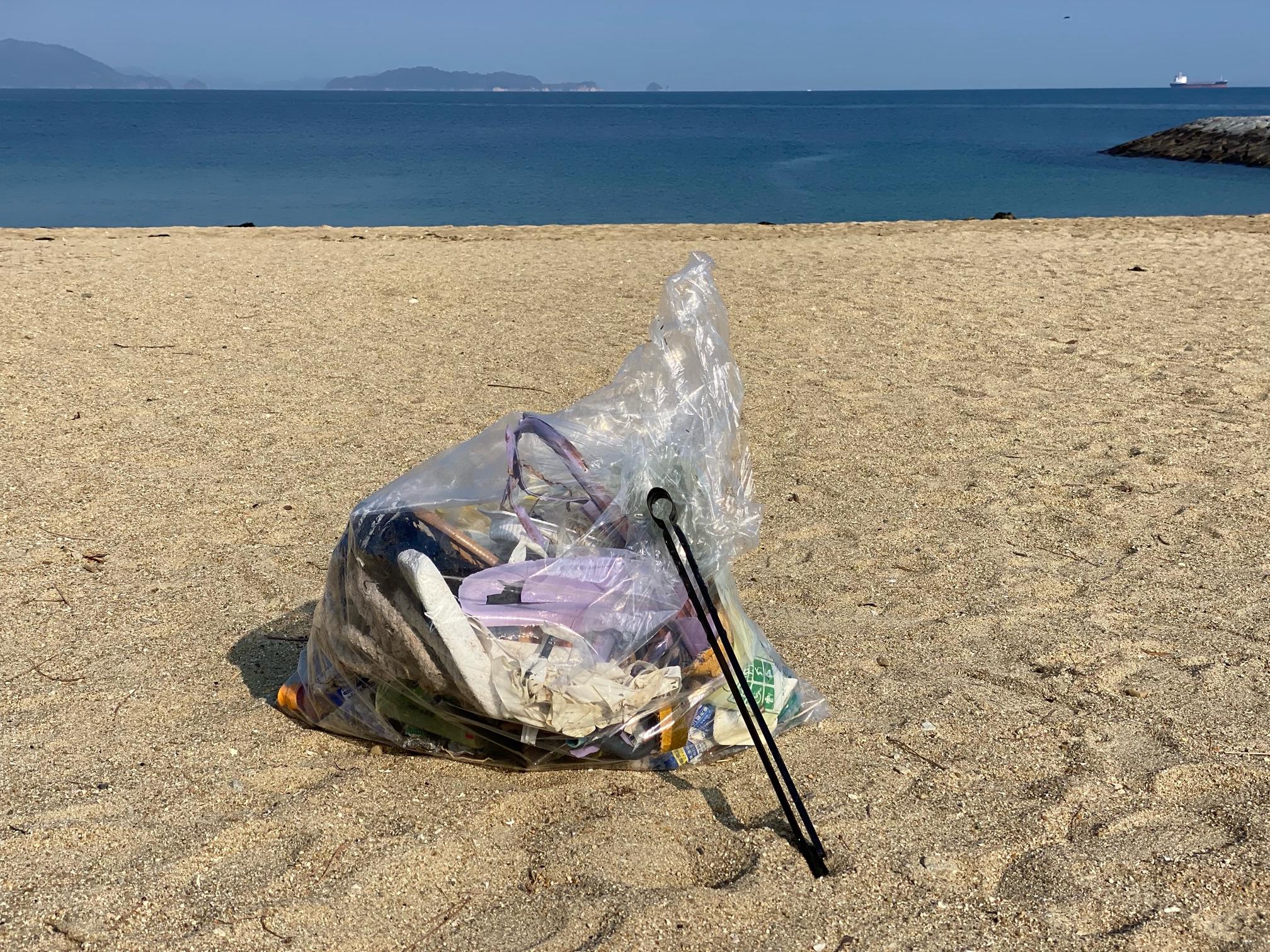 漂着されたプラスチック製パイプ
