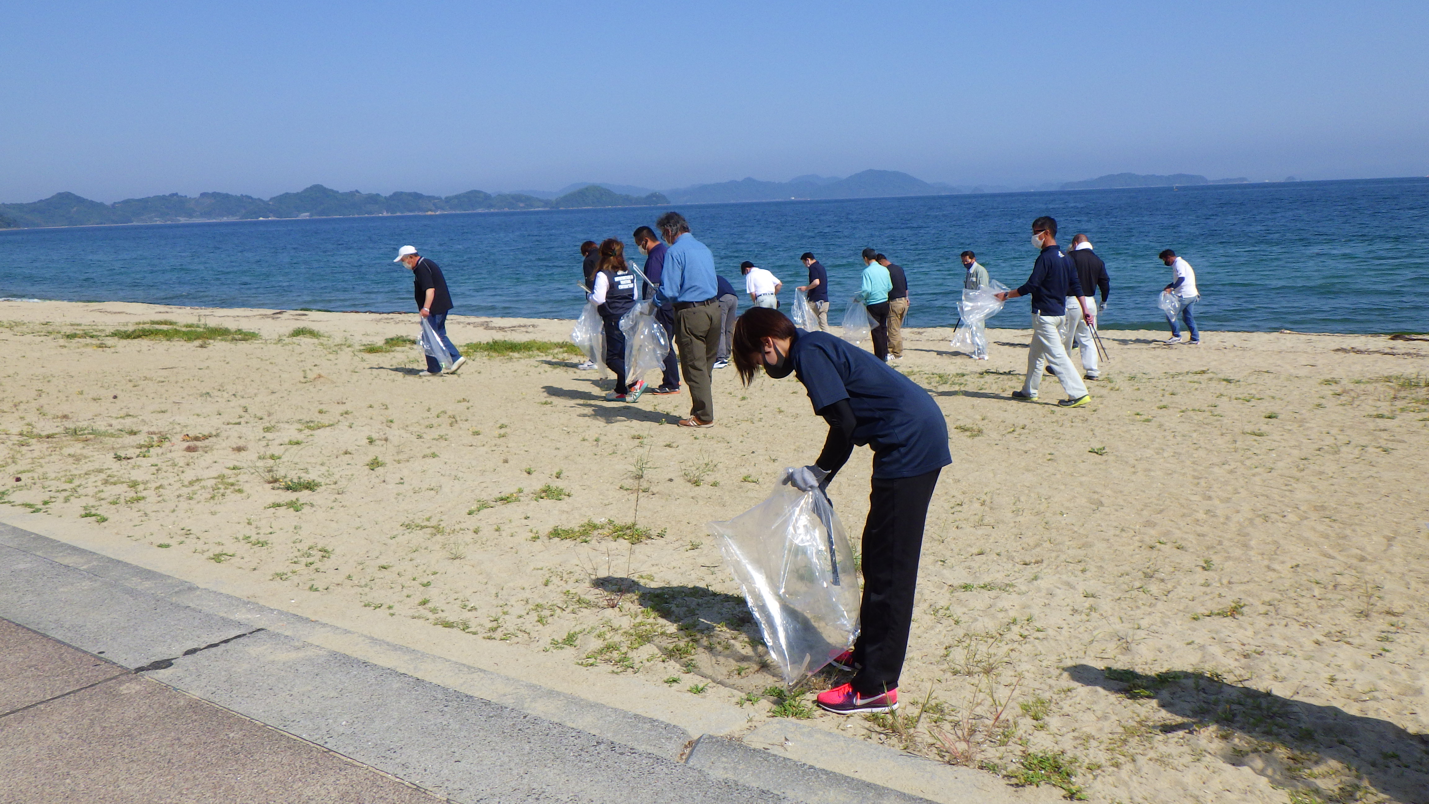 ボランティアの方たちが瀬戸内海のごみを拾っている様子です