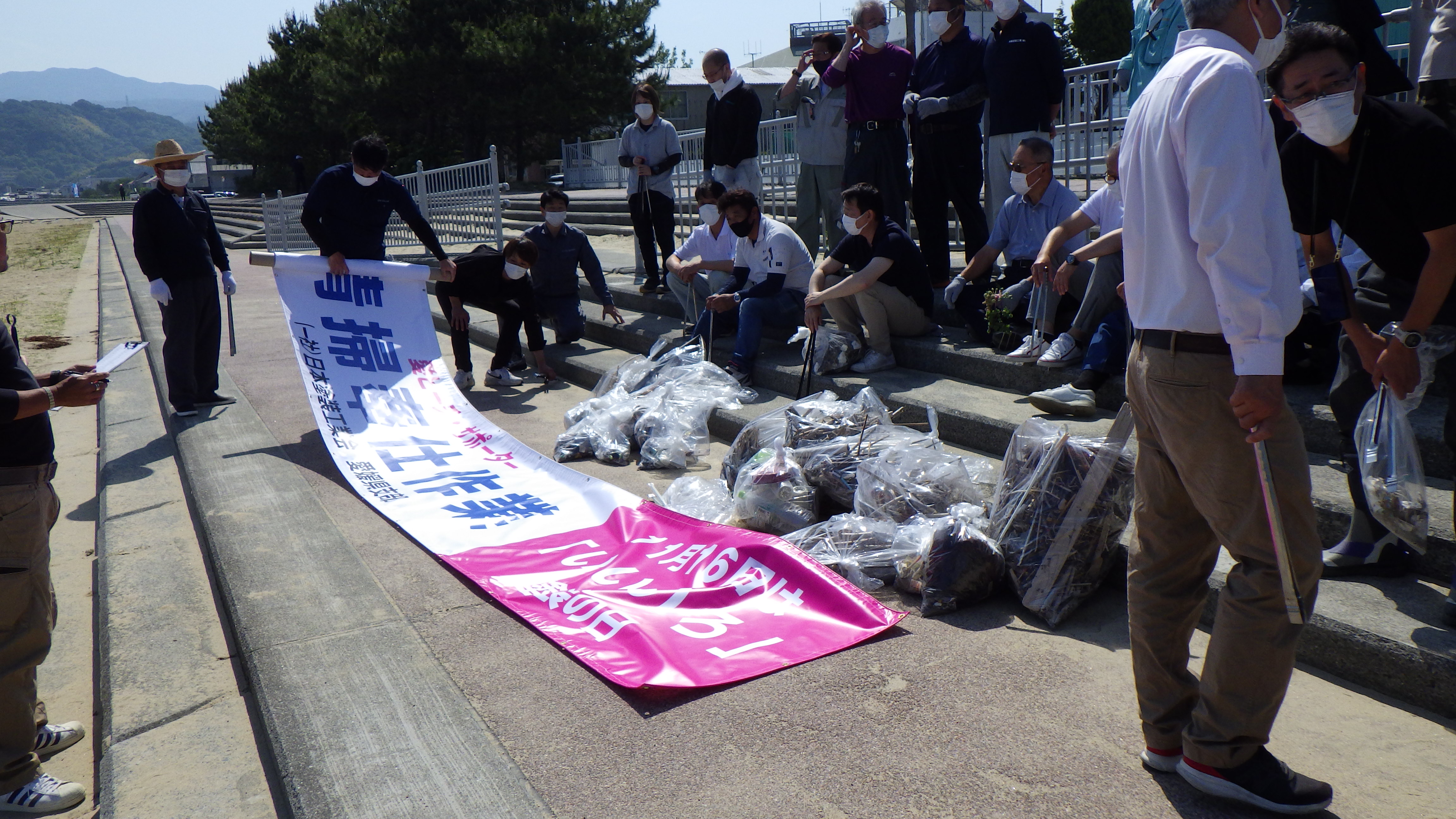 漂着されたプラスチック製パイプ