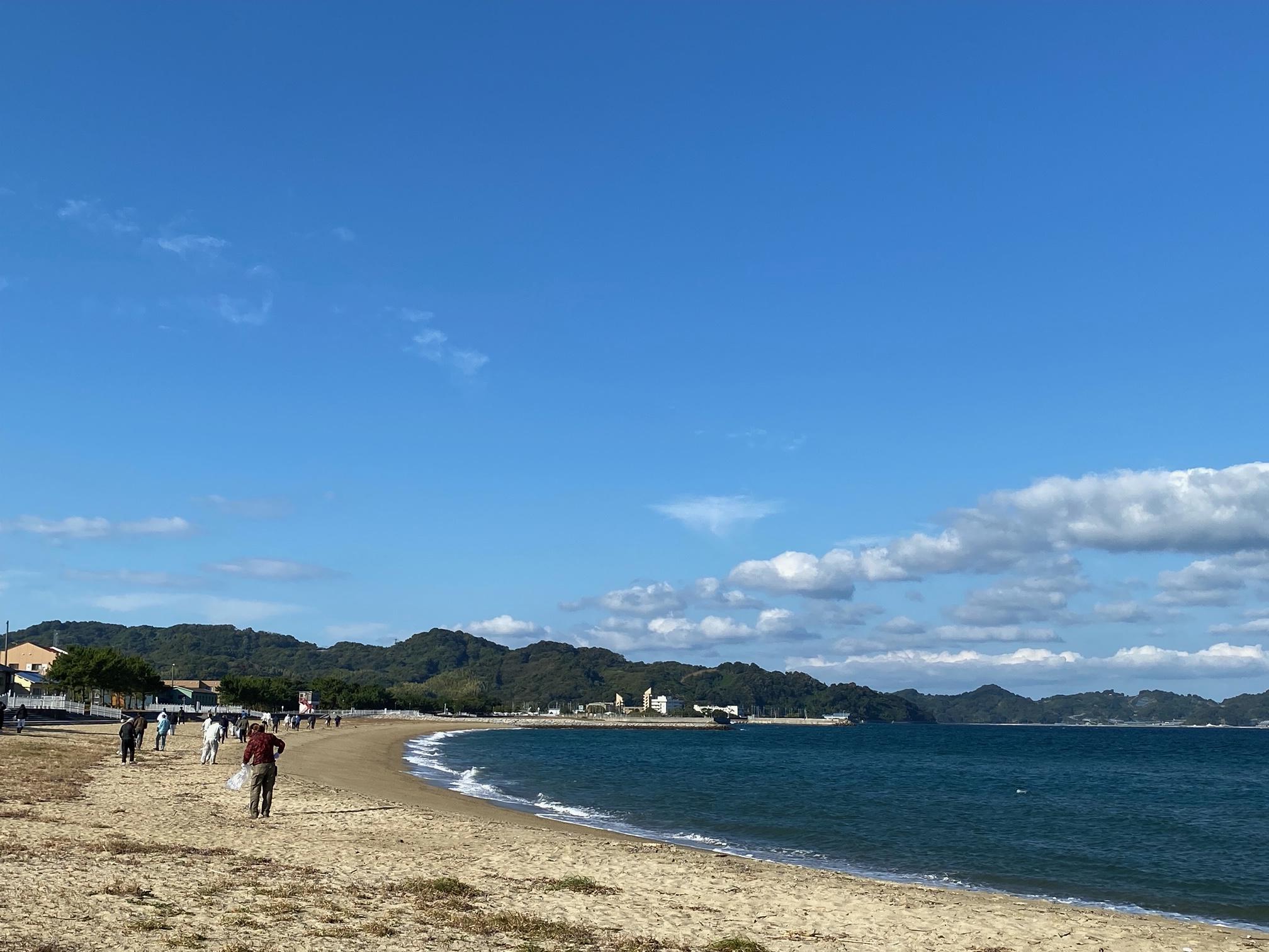 ボランティアの方たちが瀬戸内海のごみを拾っている様子です