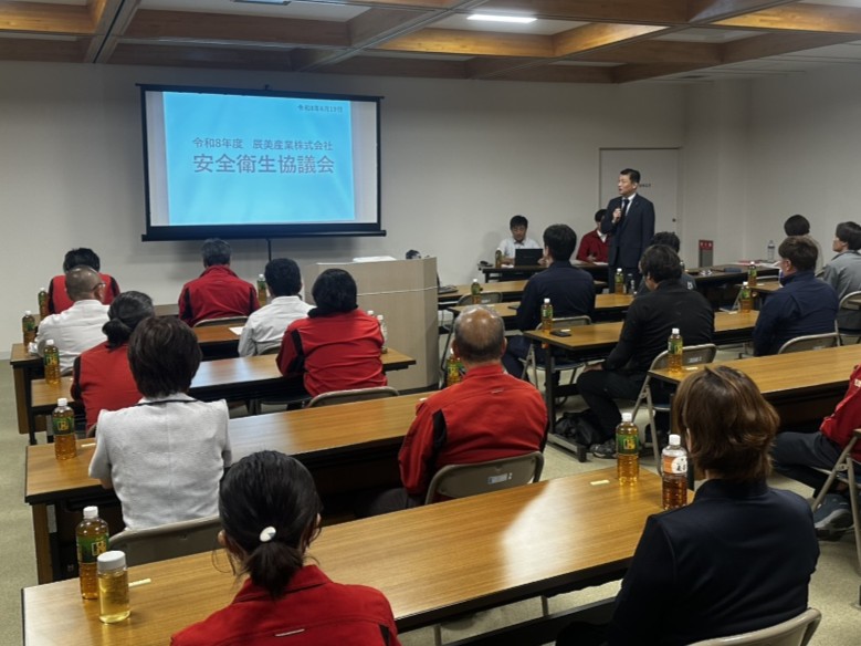 全従業員で話し合いをしている様子